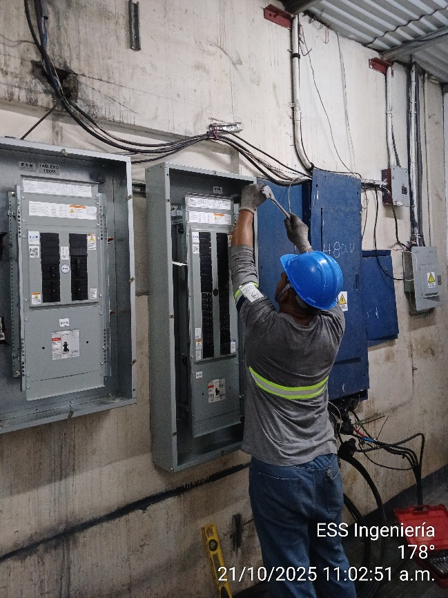 Equipo de ESS Ingeniería trabajando en paneles eléctricos